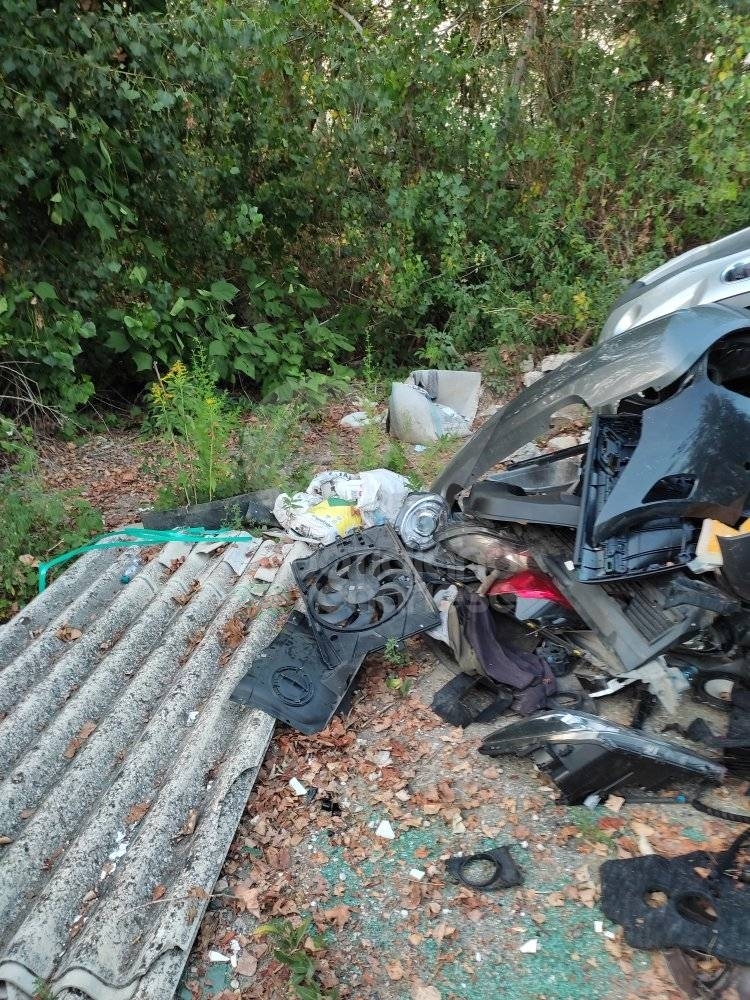 VENARIA - Rifiuti abbandonati in Corona Verde, i civich pizzicano il colpevole: rischia una multa da 26mila euro - FOTO