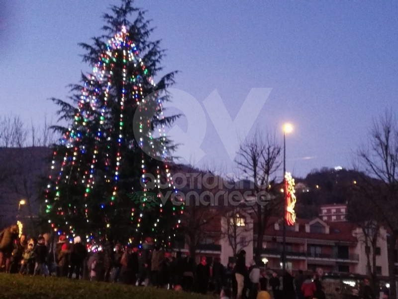 GIVOLETTO - Con il mercatino e l'accensione dell'albero si inizia a respirare l'atmosfera natalizia