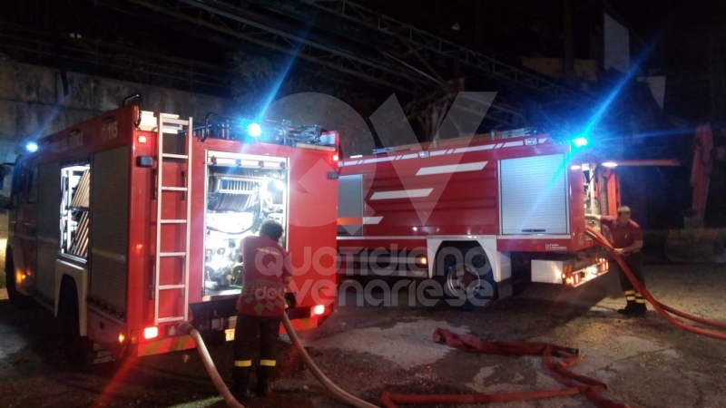 VILLANOVA - A fuoco il capannone della Seges: distrutti due mezzi. Atto doloso?