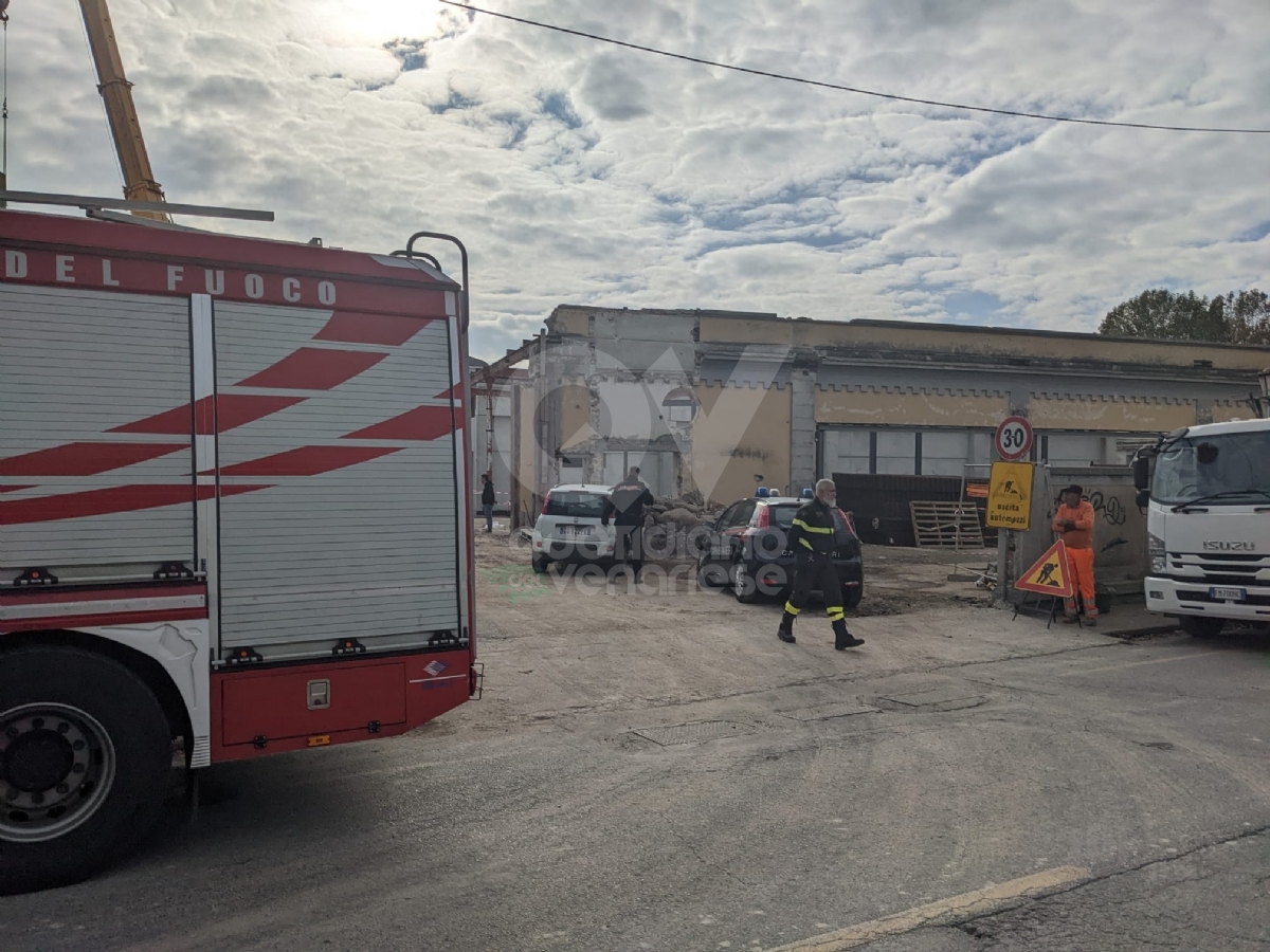 DRAMMA A COLLEGNO - Due operai precipitano nel cantiere di Villaggio Leumann: gravi - FOTO