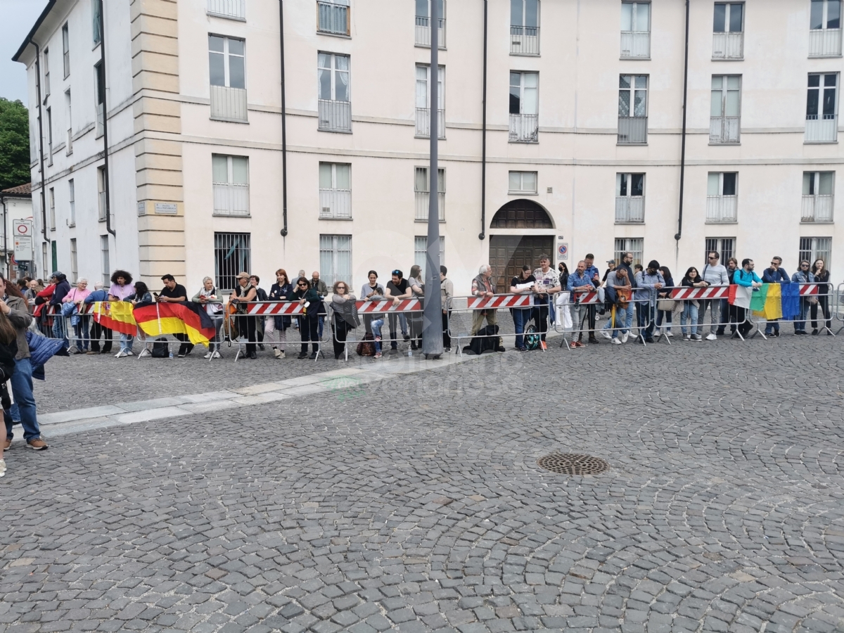VENARIA - Eurovision, grande festa in città per il «Turquoise Carpet»: la passerella dei cantanti in gara - FOTO