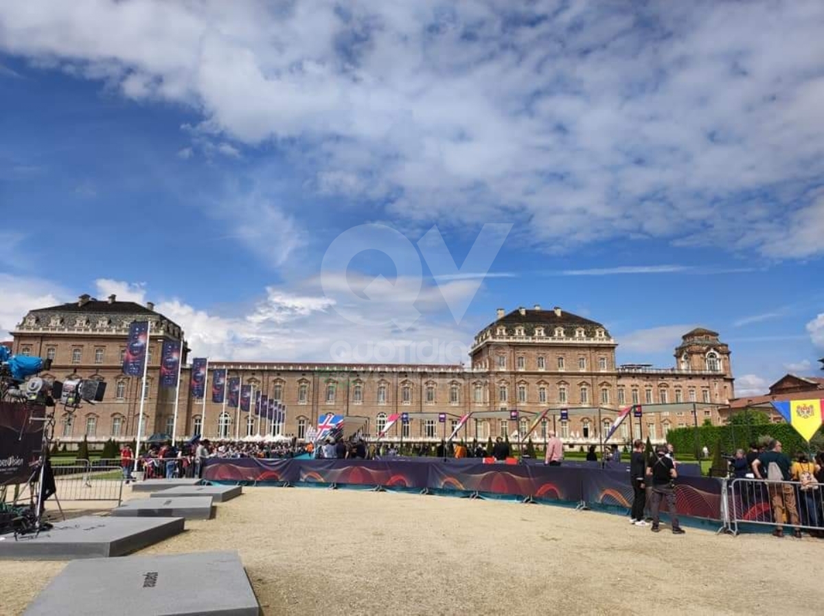 VENARIA - Eurovision, grande festa in città per il «Turquoise Carpet»: la passerella dei cantanti in gara - FOTO