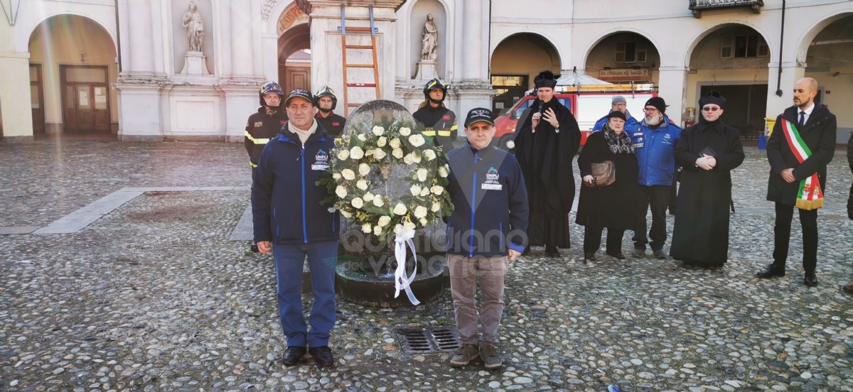 VENARIA - I Vigili del Fuoco omaggiano l'Immacolata in piazza Annunziata - FOTO