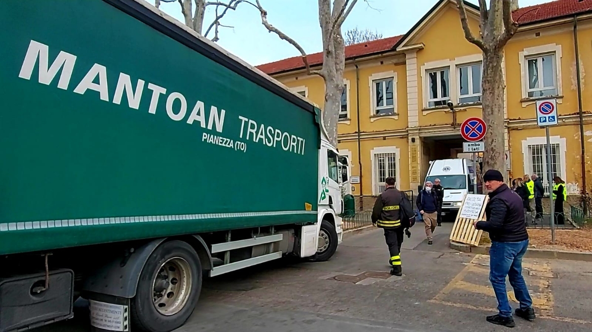 GRUGLIASCO - Partiti i furgoni dei Vigili del fuoco pieni di aiuti per la popolazione ucraina - FOTO