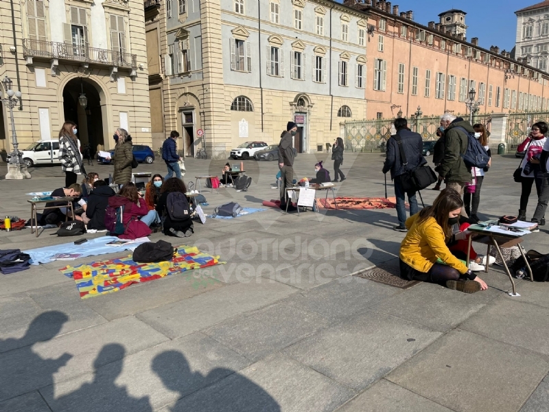 PROTESTA CONTRO LA DAD - Studenti in piazza a Torino per chiedere il ritorno in classe - FOTO