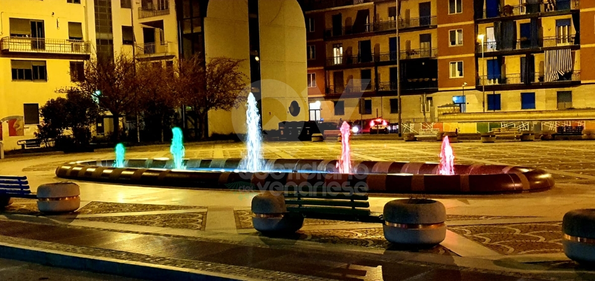 VENARIA - La nuova vita della fontana di piazza Pettiti: illuminata con led colorati