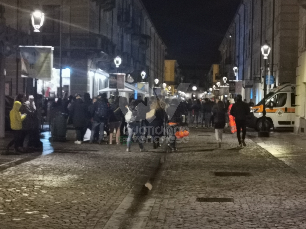 VENARIA - La «mini Notte Bianca»: musica e allegria nonostante il maltempo - FOTO