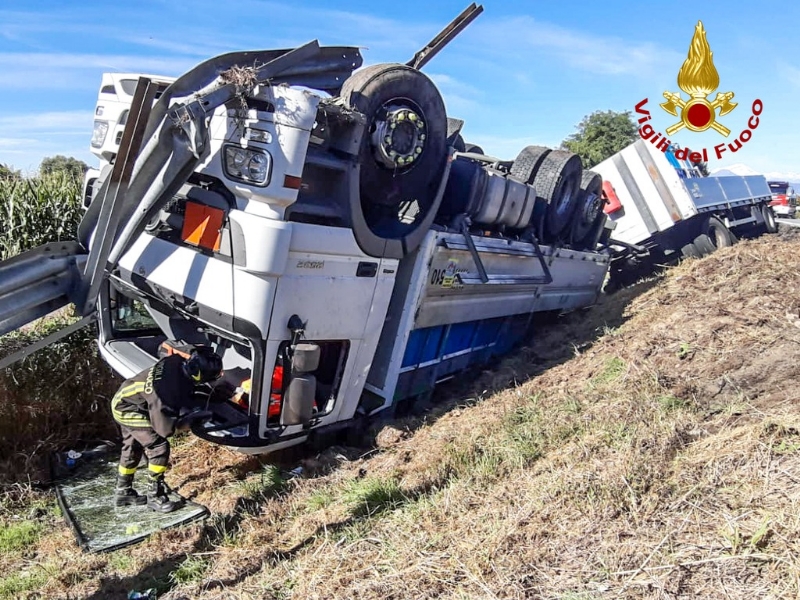 CASELLE - Incidente sul raccordo. Autoarticolato si ribalta: era pieno di bombole