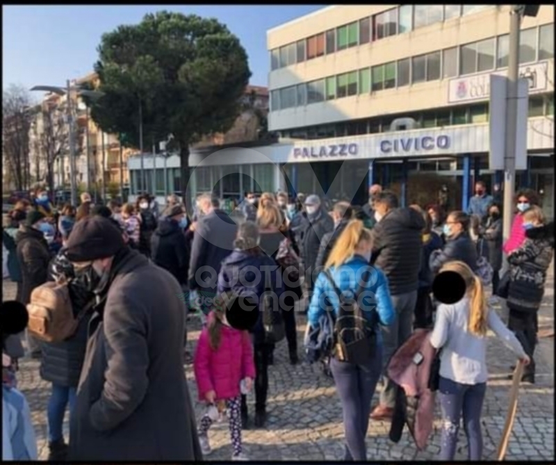 COLLEGNO - Sindaco, assessore e genitori davanti al municipio per dire «no» alla Dad