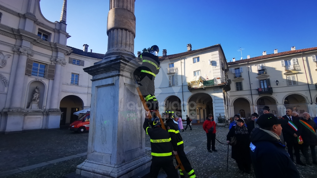 VENARIA - I Vigili del Fuoco omaggiano l'Immacolata in piazza Annunziata - FOTO