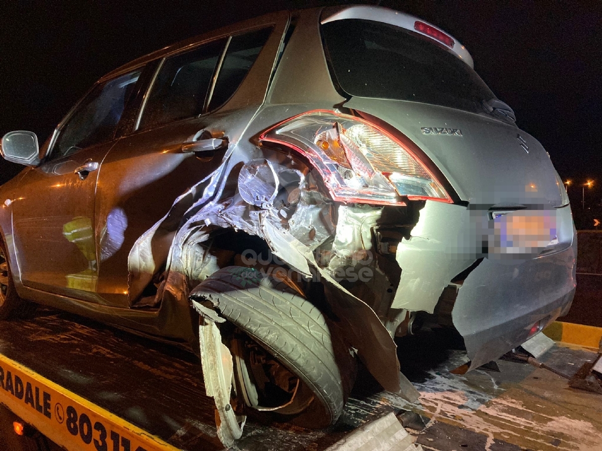 INCIDENTE IN TANGENZIALE - Tamponamento fra due auto: una si ribalta. Due feriti lievi - FOTO