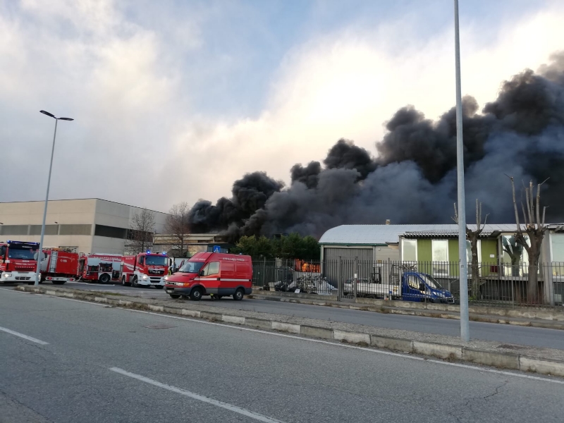 BORGARO - Incendio alla Reinol: per l'Arpa non ci sono pericoli per chi abita nelle vicinanze