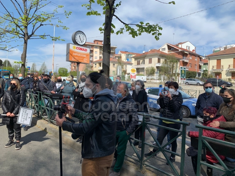RIVOLI - Il commercio scende in piazza: «Siamo preoccupati per il nostro futuro» - FOTO