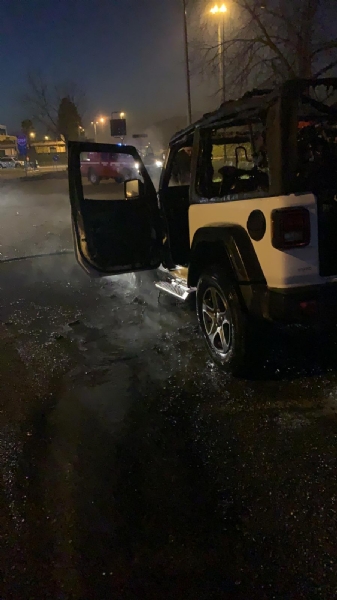CASELLE - Paura in strada Leini: Jeep prende fuoco mentre è in marcia