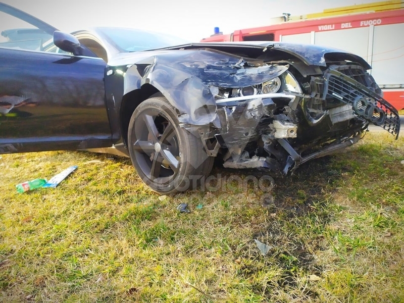 PIANEZZA - Scontro fra due auto in via La Cassa: due persone ferite