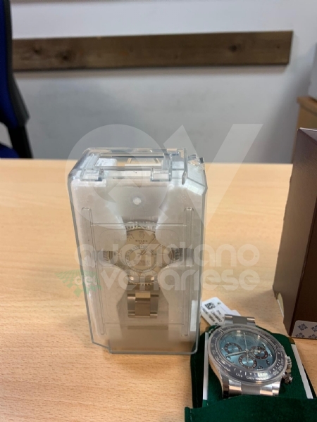 CASELLE - Nasconde gli orologi di marca nelle tasche degli abiti per evitare i controlli