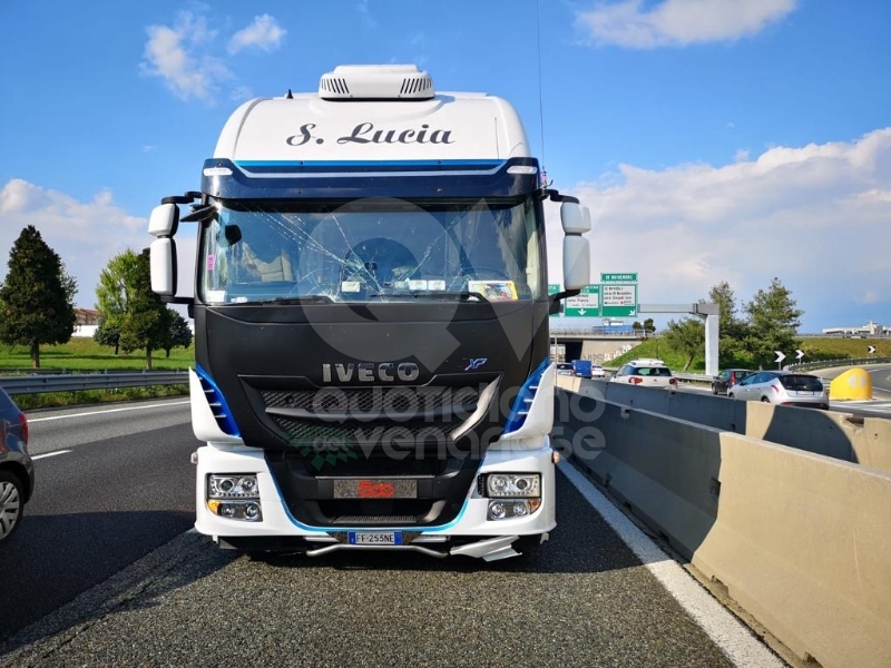 RIVOLI - La cabina del tir sfondata dallo stesso carico dopo una frenata: autista ferito
