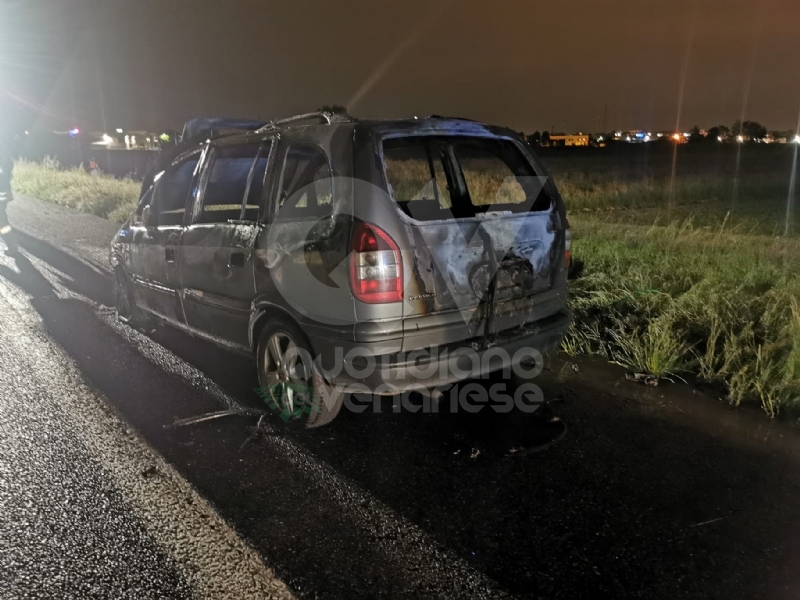 RIVOLI - Auto in fiamme in tangenziale: conducente riesce a mettersi in salvo