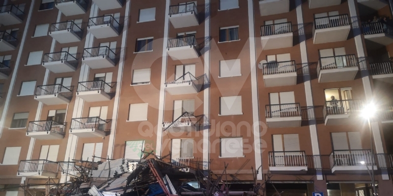 BORGARO - CROLLA IL PONTEGGIO DI UN PALAZZO: ATTIMI DI TERRORE IN VIA INGHILTERRA - FOTO
