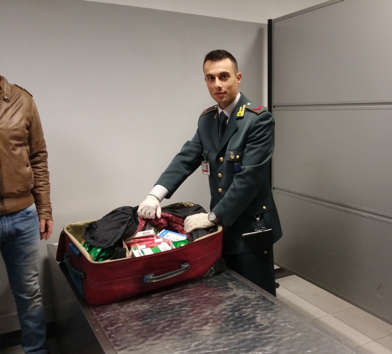 CASELLE - Una farmacia «illegale» nascosta nel trolley: 19enne finisce nei guai