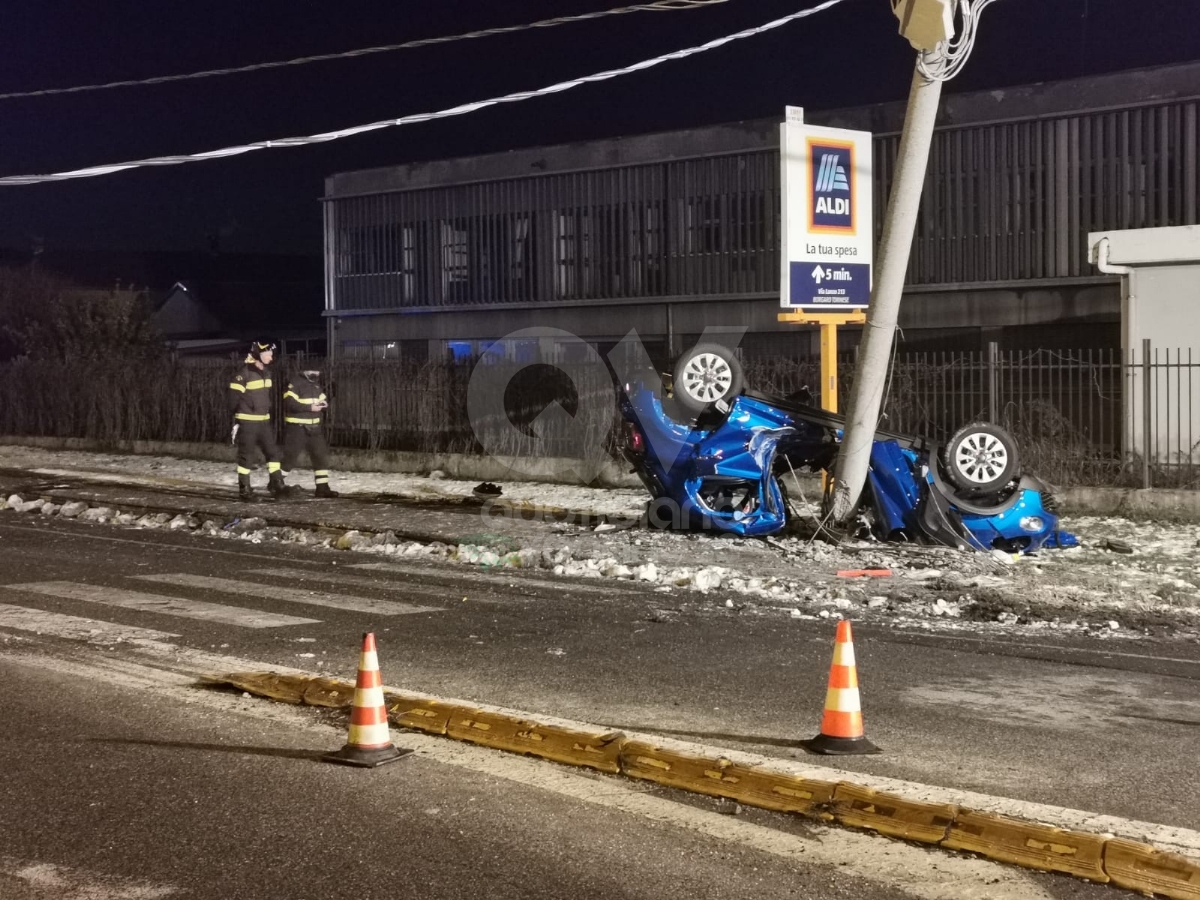 BORGARO - Incidente in via Lanzo: automobilista muore nell'auto che si ribalta e si schianta contro un palo - FOTO