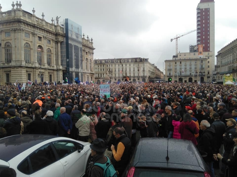 TORINO - In piazza per sostenere la Tav da tutti i Comuni della zona - FOTO