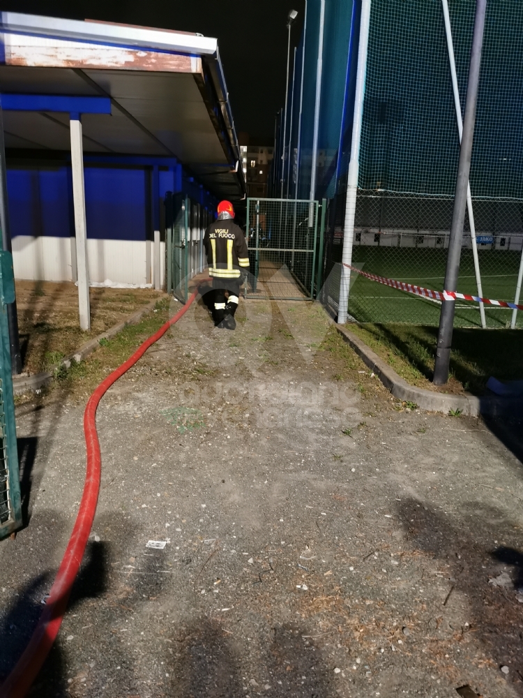 VENARIA - A fuoco gli spogliatoi dello Sport Club: dichiarati inagibili. Indagano i carabinieri - FOTO