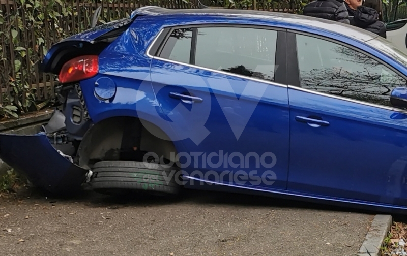 VENARIA - Paura in corso Machiavelli: furgone finisce contro un'auto e sfonda muretto e cancellata