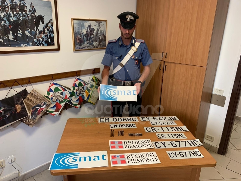CRONACA - Nella lavatrice il «kit» per truffare gli anziani: targhe e loghi contraffatti di Smat e Regione