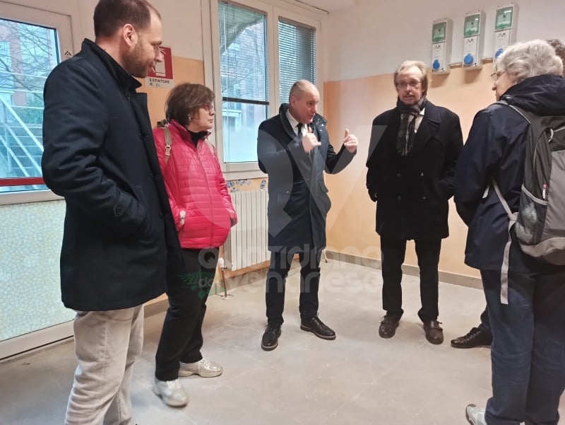 COLLEGNO - Dopo gli atti vandalici, rimessa a nuovo e migliorata la scuola Gramsci