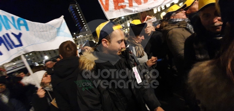 VENARIA - Tante «sardine» venariesi alla manifestazione di questa sera in piazza Castello