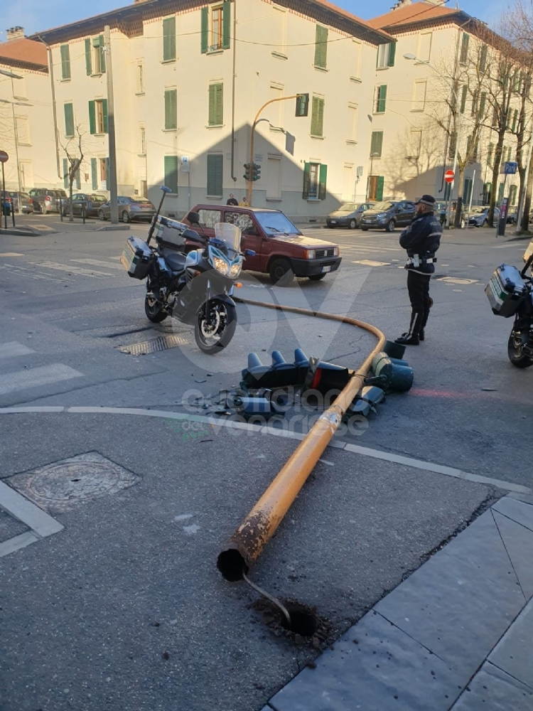 VENTO A VENARIA - Cade a terra il semaforo all'incrocio tra viale Buridani e corso Matteotti - FOTO