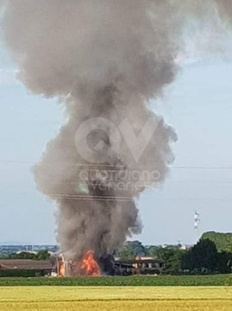 PIANEZZA - Incendio nell'azienda agricola: colonna di fumo nero visibile a distanza di chilometri
