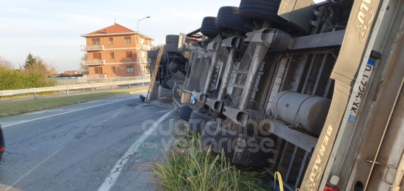 MATHI - Paura in via Torino: tir si ribalta all'uscita dalla rotatoria. Autista illeso
