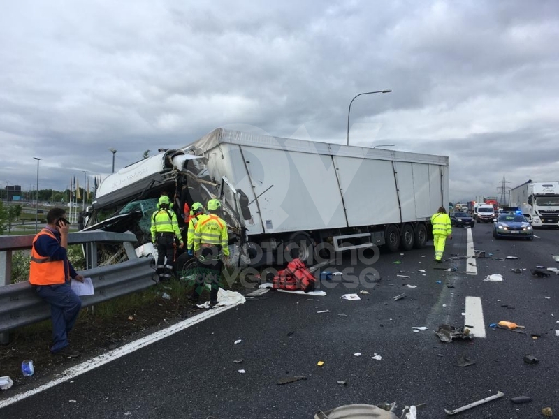 RIVOLI-COLLEGNO - Doppio incidente in tangenziale: auto contro guardrail e tir su una scarpata