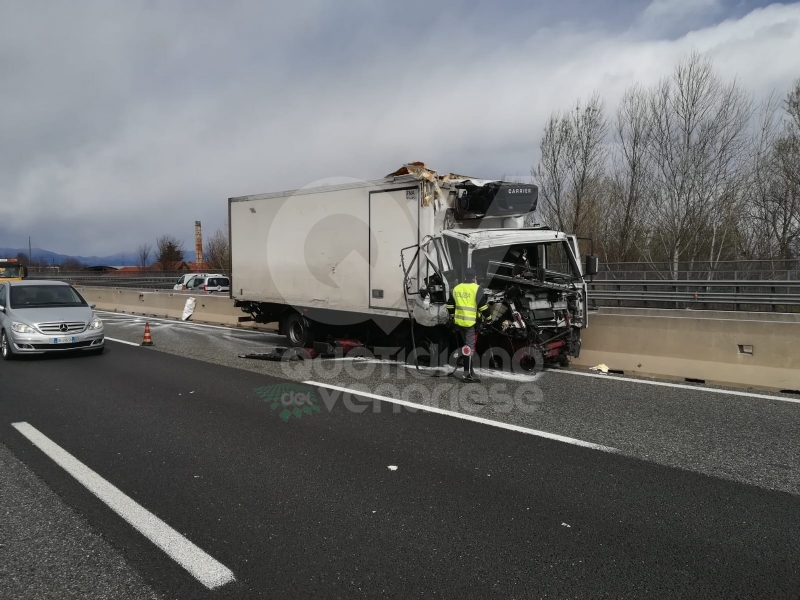 RIVOLI - Scontro fra due tir e un'auto in tangenziale: una persona finisce in ospedale