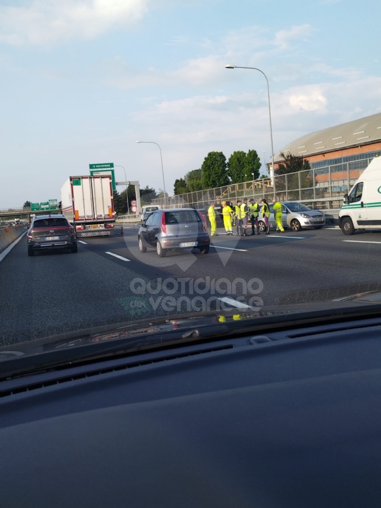 INCIDENTE IN TANGENZIALE A RIVOLI - Scontro fra due auto, una si ribalta: tre feriti - FOTO