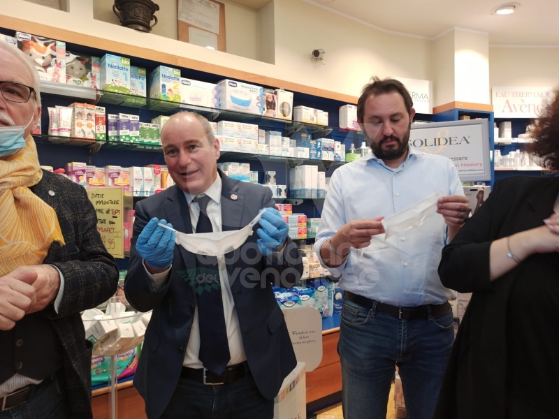 COLLEGNO-GRUGLIASCO - I sindaci consegnano in farmacia le mascherine per persone sorde