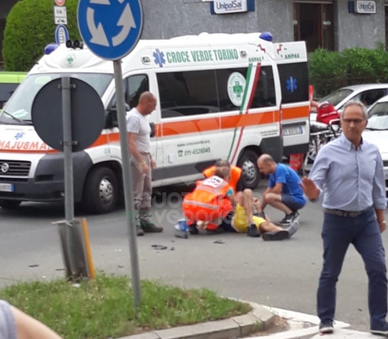 VENARIA - Motociclista ferito gravemente dopo lo scontro con un'auto