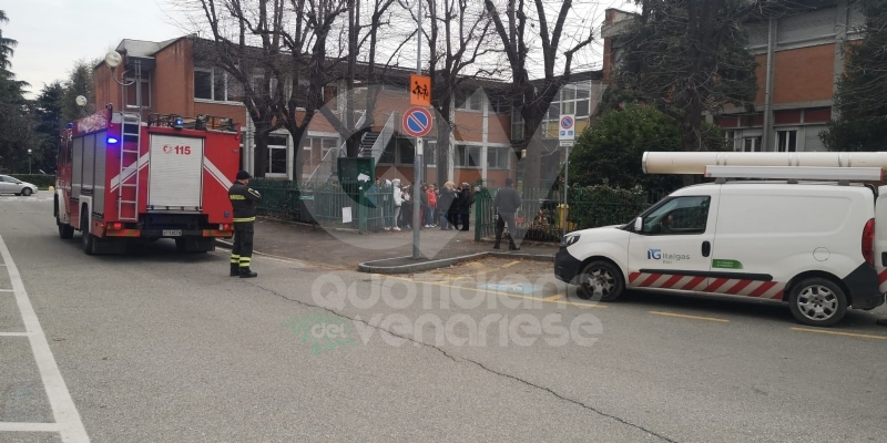 BORGARO - Scuola media evacuata per una sospetta fuga di gas: allievi fatti uscire dal personale scolastico