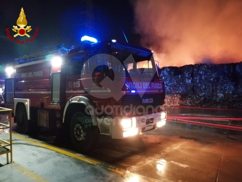 GRUGLIASCO - A fuoco l'azienda che si occupa dei rifiuti: ceneri in strada e sui balconi