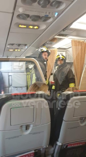 CASELLE - Fiamme sul volo Torino-Roma: evacuati tutti i passeggeri FOTO