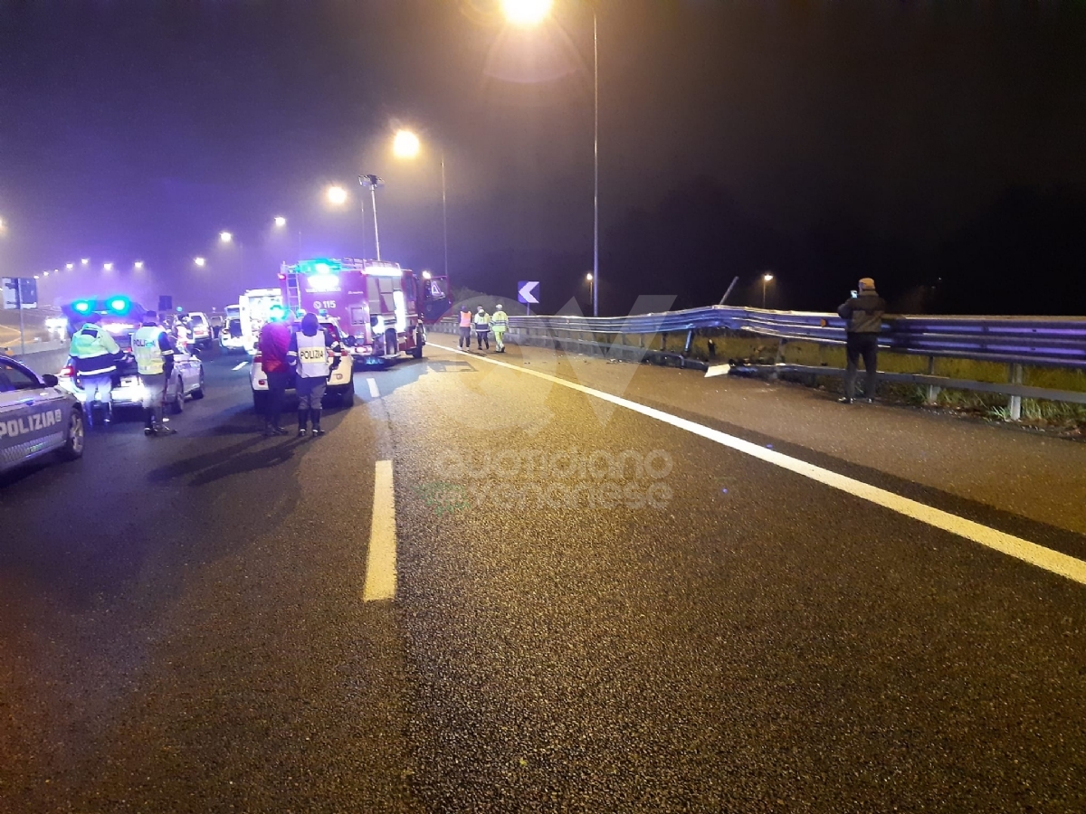TRAGEDIA A RIVOLI - Il mezzo della Croce Rossa finisce contro il guard-rail: morto 25enne