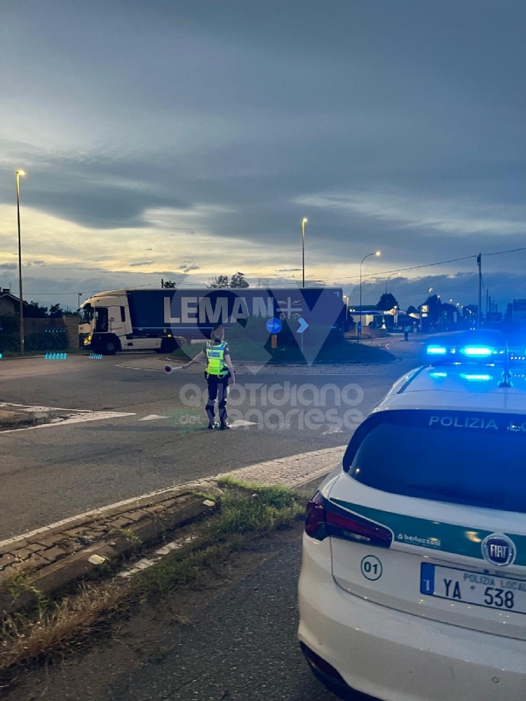 INCIDENTE A BORGARO - Camion rimane bloccato in via Lanzo a causa dei freni - FOTO