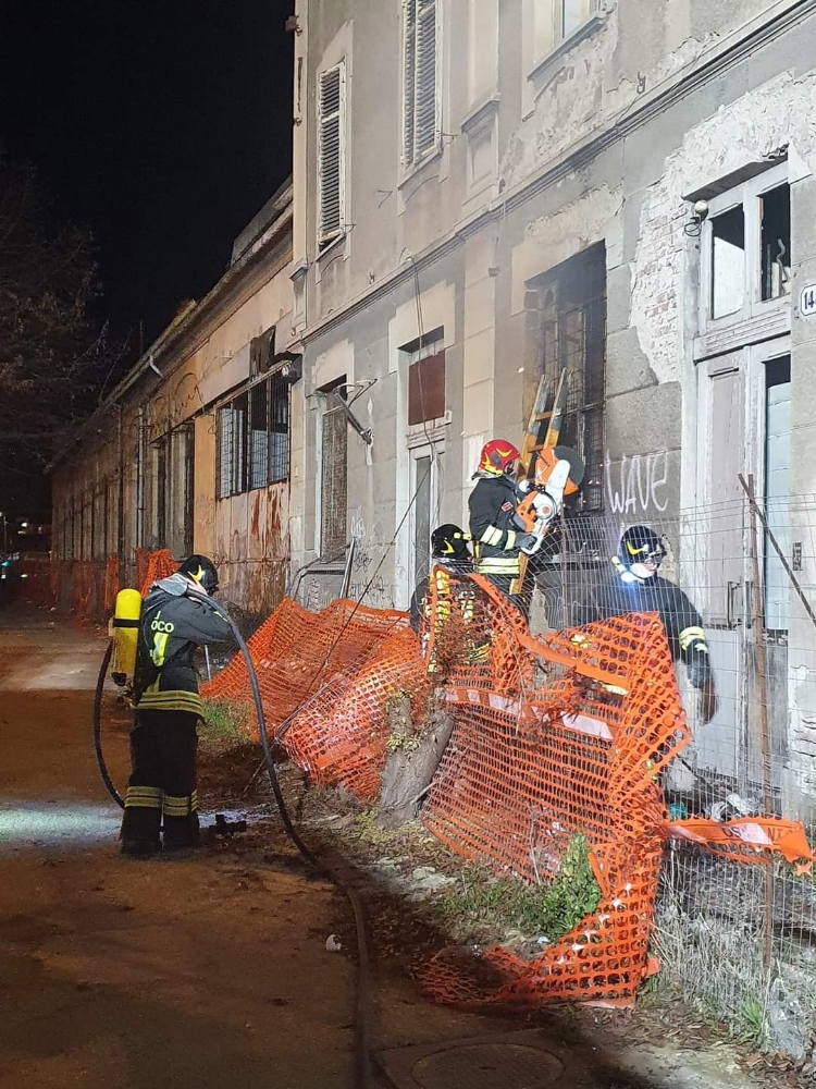 COLLEGNO - Incendio al vecchio deposito Atm, intervento dei vigili del fuoco - FOTO