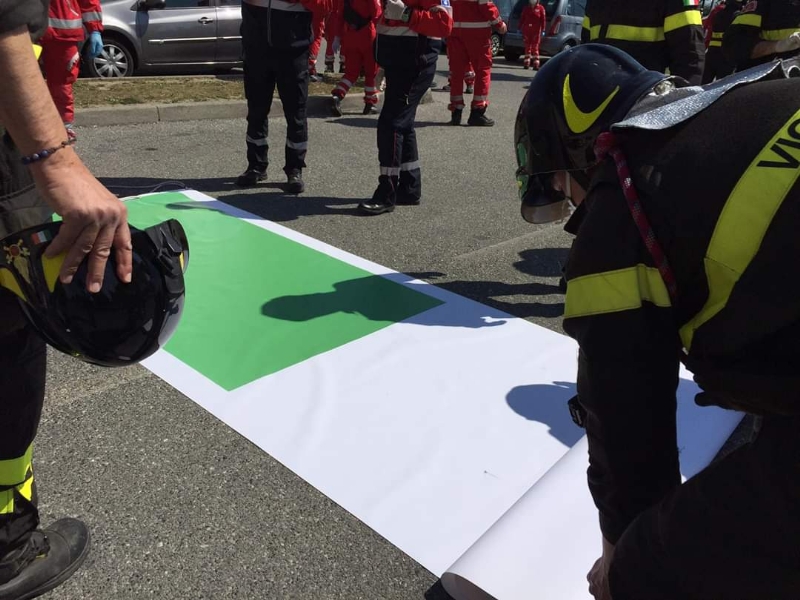 RIVOLI - Il «grazie» di Comune, forze dell'ordine, associazioni e pompieri al personale sanitario - FOTO E VIDEO