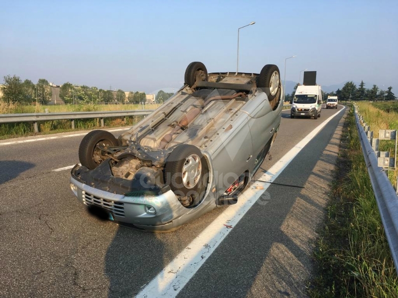 TORINO-RIVOLI - Si ribalta con l'auto mentre va a lavoro: ferito 28enne rivolese