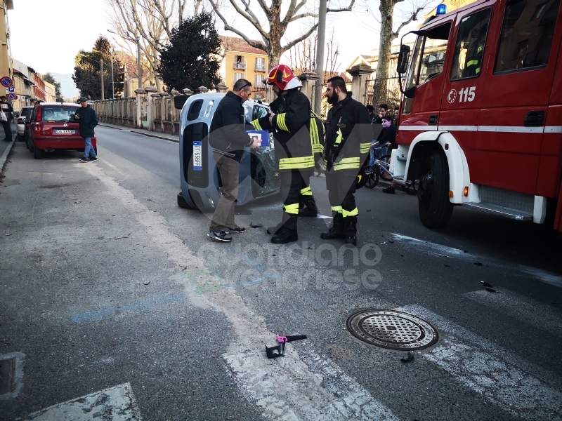 VENARIA - Scontro all'incrocio: auto si ribalta in via Nazario Sauro: una ferita