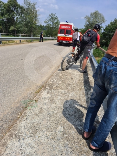 DRUENTO - Tenta il suicidio gettandosi dal ponte sulla Ceronda: ricoverato in ospedale FOTO