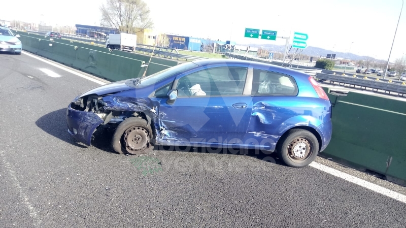COLLEGNO - Incidente stradale in tangenziale: due donne ferite - FOTO